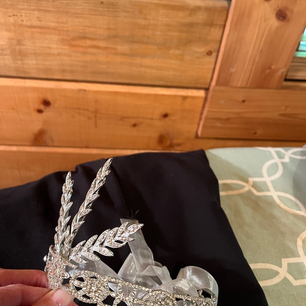 Tiara with rhinestones and pearl trim - Picture 2 of 4